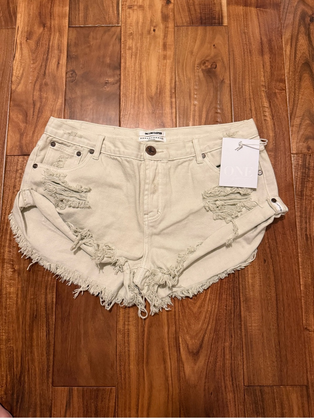 One Teaspoon Bandits Distressed Shorts in Stone sz 32
